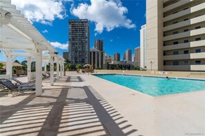 Pool - Waikiki Corner Ocean & Diamond Head Studio (Honolulu)