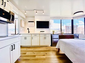 Iron/ironing board, WiFi, bed sheets - Waikiki Corner Ocean & Diamond Head Studio (Honolulu)
