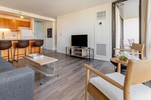 TV - Waikiki Beach one bedroom l Lanai l 1 Free Parking (Honolulu)