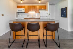 Fridge, microwave, oven, stovetop - Waikiki Beach one bedroom + lanai, free parking (Honolulu)