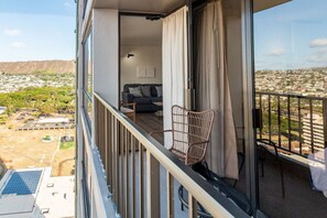 Property grounds - Waikiki Beach one bedroom + lanai, free parking (Honolulu)