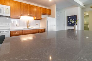 Coffee/tea maker, fridge, microwave, oven - Waikiki Beach one bedroom l Lanai l 1 Free Parking (Honolulu)