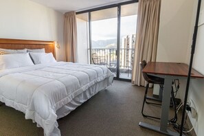 1 bedroom, iron/ironing board, WiFi, bed sheets - Waikiki Beach one bedroom + lanai, free parking (Honolulu)