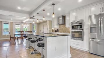 Jääkaappi, mikroaaltouuni, uuni, liesi