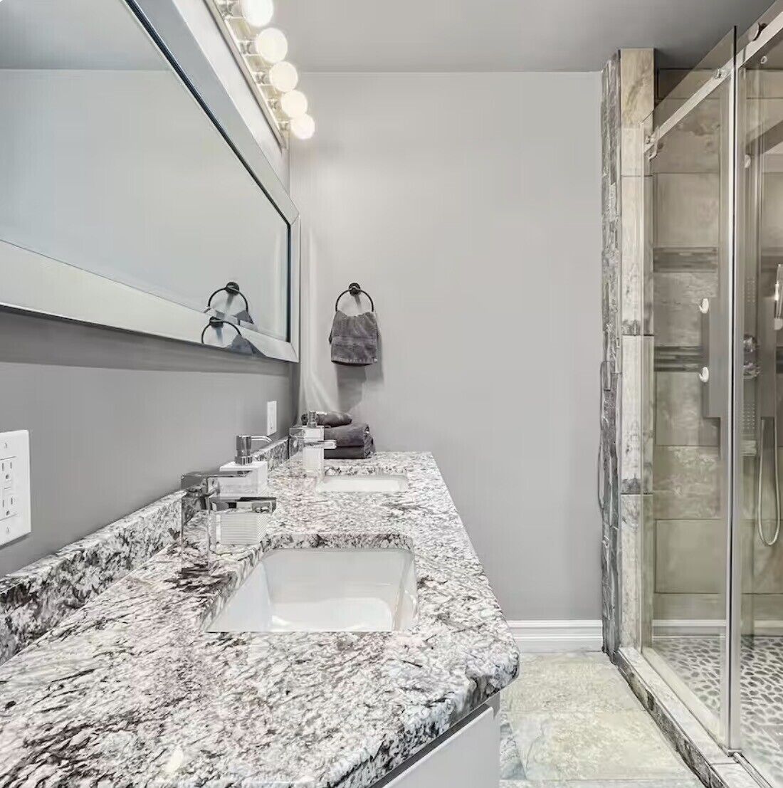 Een douche, een haardroger, handdoeken, toiletpapier