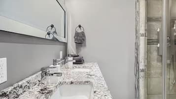 Een douche, een haardroger, handdoeken, toiletpapier