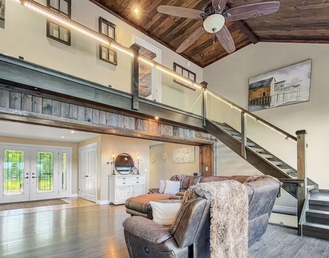 TV connectée, cheminée, lecteur de DVD, baby-foot