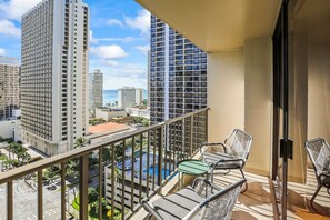 Property grounds - Waikiki Beach Ocean View 1 BD +Lanai +FREE parking (Honolulu)