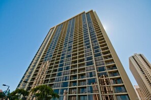 Exterior - Waikiki Beach Ocean View 1 BD +Lanai +FREE parking (Honolulu)