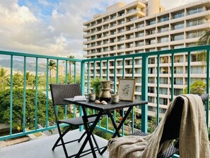 Outdoor dining - Cozy Studio at the Heart of Waikiki (Honolulu)