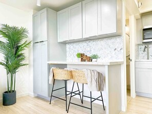 Fridge, microwave, stovetop, coffee/tea maker - Stunning Ocean View Waikiki 33F Studio B (Honolulu)