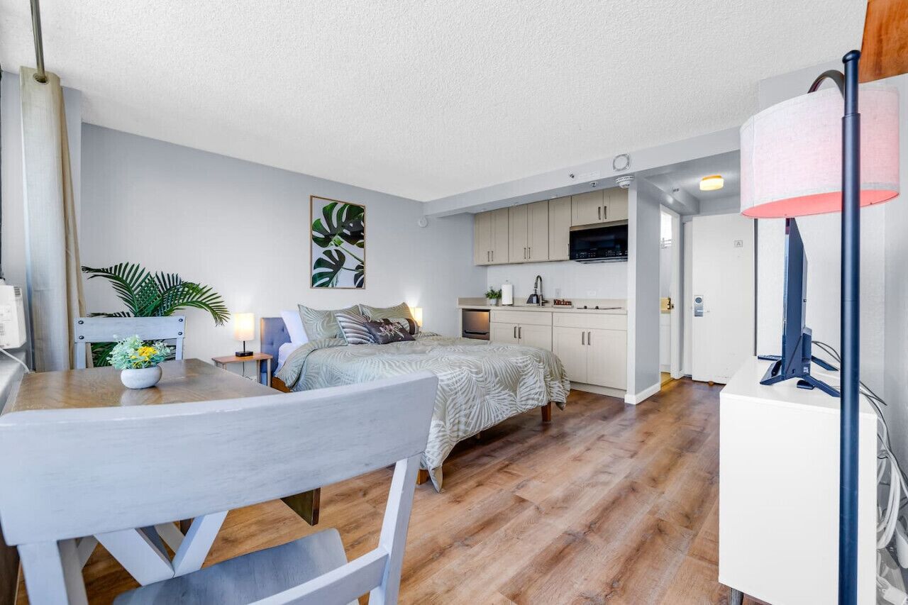 Tabla de planchar con plancha, wifi y ropa de cama 