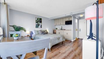 Tabla de planchar con plancha, wifi y ropa de cama