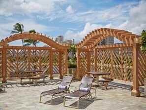 Outdoor dining - Diamondhead / Ocean View Waikiki Condo on 38th Fl (Honolulu)