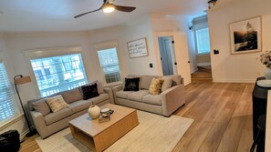 Smart TV, fireplace - Marvelous 4-bedroom Home in welcoming Ronald for a year round getaway. (Ronald)