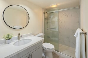 Hair dryer - 27F Ocean View-Free Parking&Steps away from Beach (Honolulu)
