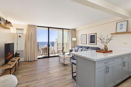 27F Ocean View Waikiki Beach Suite | Free Parking