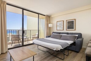1 bedroom, desk, iron/ironing board, WiFi - 27F Ocean View-Free Parking&Steps away from Beach (Honolulu)