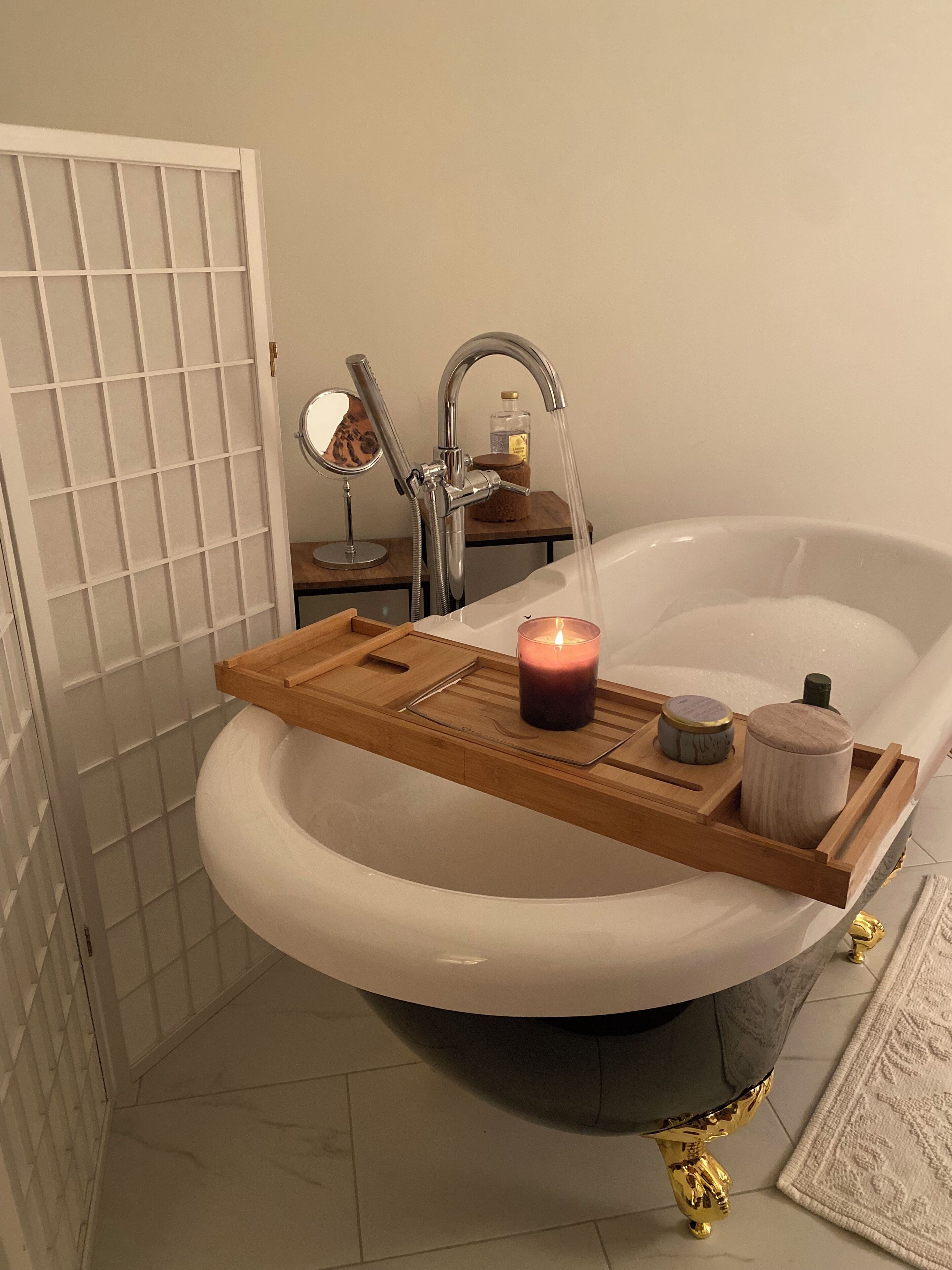 Haartrockner, Handtücher, Seife, Toilettenpapier