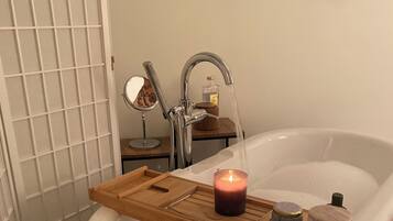 Haartrockner, Handtücher, Seife, Toilettenpapier