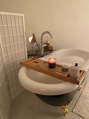 Sèche-cheveux, serviettes fournies, savon, papier toilette