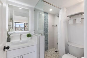 Hair dryer - HM24 Diamond Head, Ocean, & Canal Views Waikiki Studio (Honolulu)