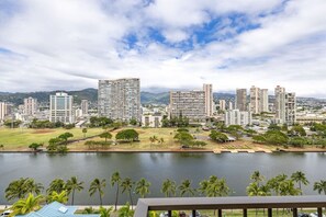Property grounds - RG16 Modern Oasis with Great Canal Mountain View (Honolulu)