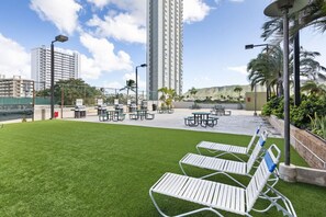 Outdoor dining - 35F Steps Away Waikiki Beach, 1 bd, 1 Free Parking (Honolulu)