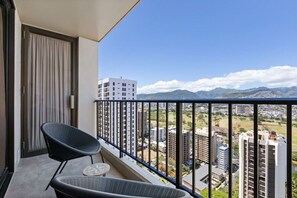 Property grounds - 35F Steps Away Waikiki Beach, 1 bd, 1 Free Parking (Honolulu)