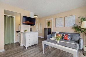 TV - AS11 Cozy Studio by Waikiki Marketplace (Honolulu)