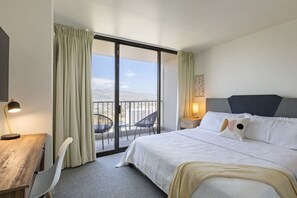 Iron/ironing board, WiFi - Free Parking & 32F A block Away from Waikiki Beach (Honolulu)