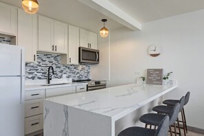 Fridge, microwave, oven, coffee/tea maker - Free Parking & 32F A block Away from Waikiki Beach (Honolulu)
