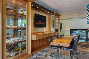 Dining - Waikiki Cozy and Spacious Studio with Balcony (Honolulu)
