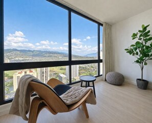 Interior - Unobstructed Mountain View 34F Suite +Free Parking (Honolulu)