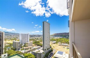 Property grounds - Unobstructed Mountain View 34F Suite +Free Parking (Honolulu)