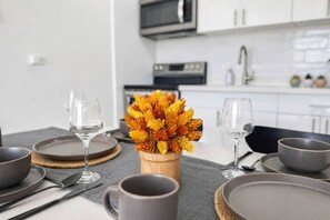 Dining - Unobstructed Mountain View 34F Suite +Free Parking (Honolulu)