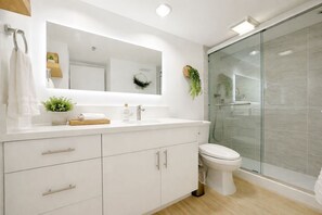 Hair dryer - Unobstructed Mountain View 34F Suite +Free Parking (Honolulu)