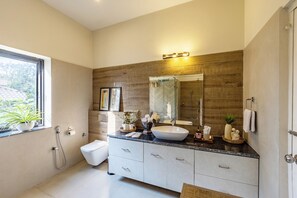 Deluxe Villa, Pets allowed, Garden View | Bathroom | Hair dryer, slippers, towels, soap - Alaya Stays Dacha 3 BHK with Jacuzzi (Ulainda)