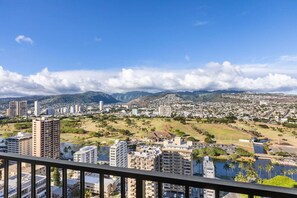 Property grounds - Unobstructed Mountain View 1Bd Free Parking+Lanai (Honolulu)
