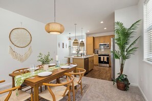 Dining - Makaha Valley - Few Mins away to Beach (Waianae)