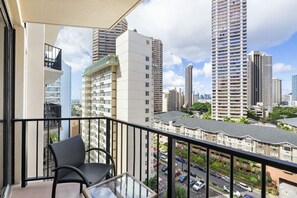 Property grounds - PW7F-19 Newly Renovated, Light-filled Studio with Balcony (Honolulu)