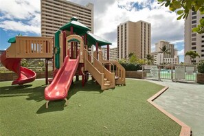Children’s area - WB36F-09 Panoramic Views - Large Modern Suite, Free Parking (Honolulu)