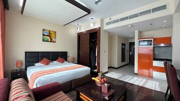 Appartement Deluxe, 1 trĂšs grand lit | Bureau, rideaux occultants, Wi-Fi gratuit, draps fournis