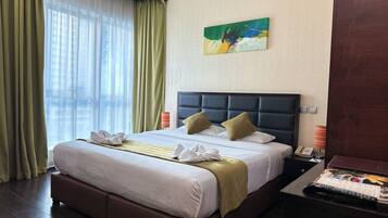 Căn hộ Cao cấp, 1 phòng ngủ | Bàn, màn/rèm cản sáng, truy cập Internet không dây miễn phí