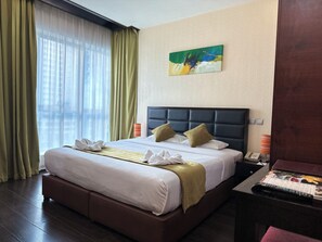 Appartement Luxe, 1 chambre | Bureau, rideaux occultants, Wi-Fi gratuit, draps fournis