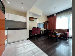 Bureau, rideaux occultants, Wi-Fi gratuit, draps fournis