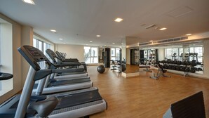 Una palestra con tapis roulant, palle da ginnastica e manubri.