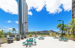 Outdoor dining - Mountain Retreat - Waikiki 27F Suite Free Parking (Honolulu)