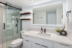 Hair dryer - Mountain Retreat - Waikiki 27F Suite Free Parking (Honolulu)
