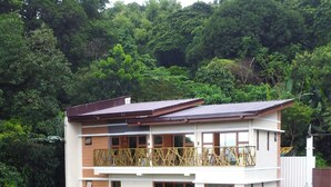 Un bâtiment à deux étages doté de balcons, d’une piscine et d’un patio couvert.